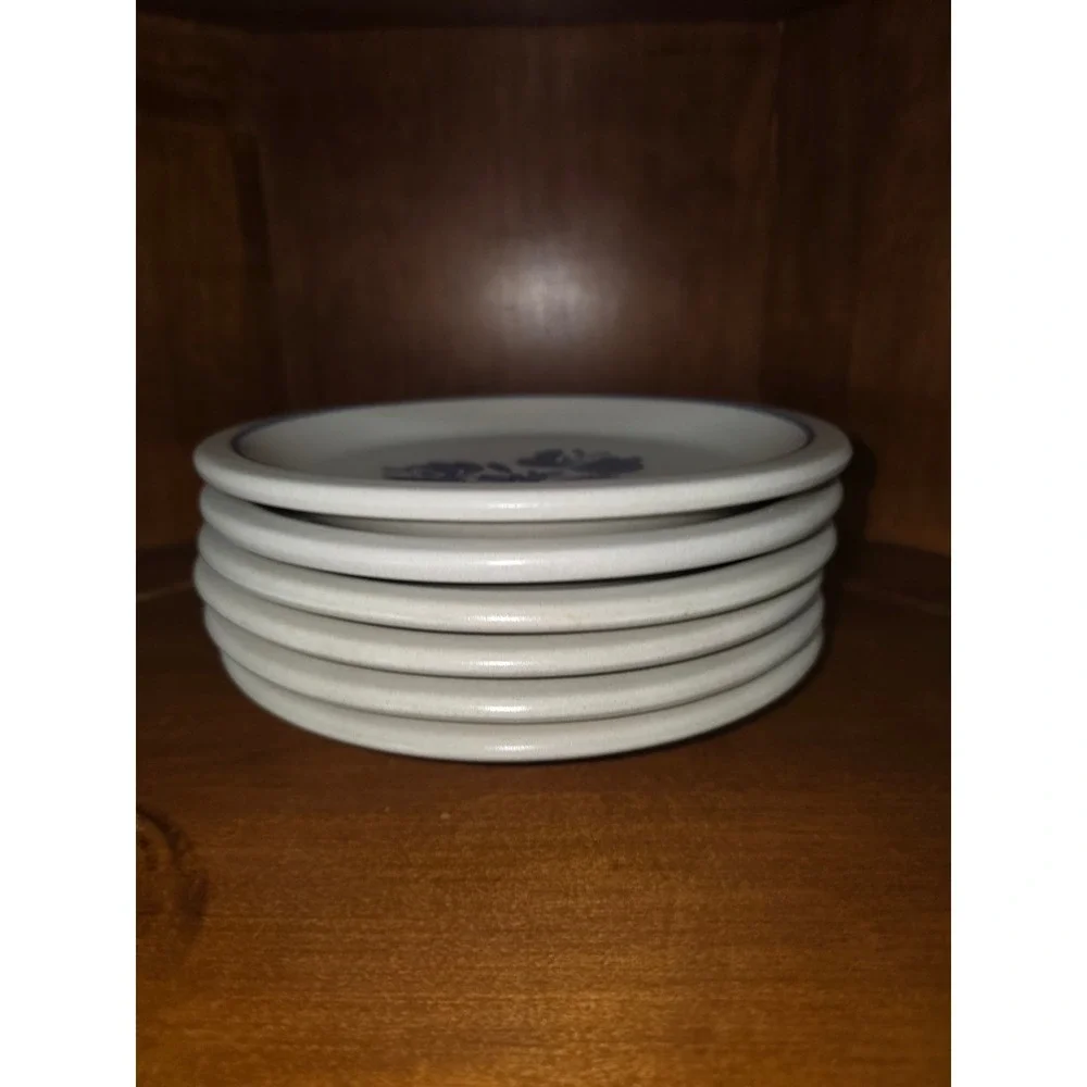 Pfaltzgraff Yorktowne Set of 6 Bread and Butter Plates Blue Floral Stoneware USA